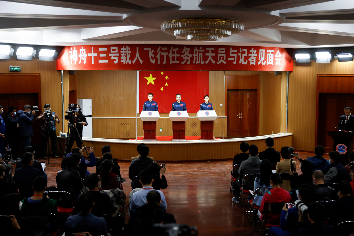 Les astronautes Ye Guangfu, Zhai Zhigang et Wang Yaping s'envoleront pour la station spatiale chinoise samedi matin.