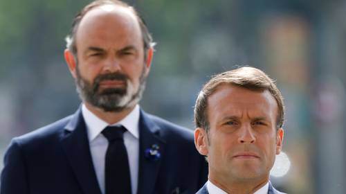 Frans president Macron kiest politiek lichtgewicht als nieuwe premier