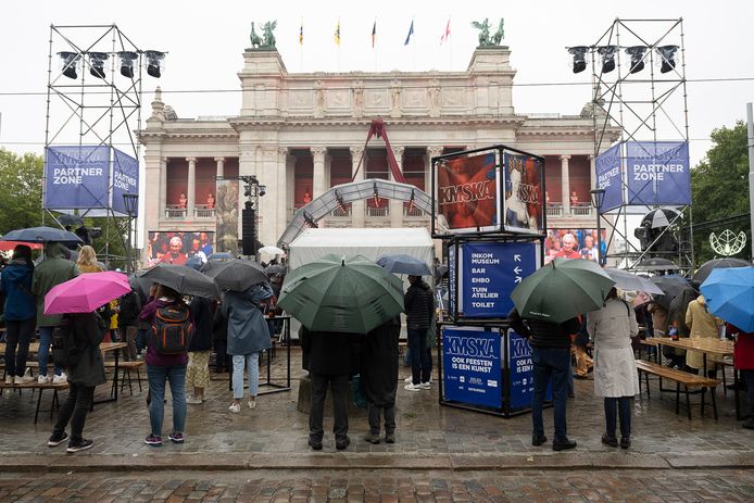 Grote opening van KMSKA in Antwerpen in de regen.