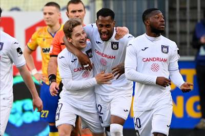 Anderlecht gaat als derde Champions' play-offs in na nipte zege tegen STVV, Verschaeren beslist match