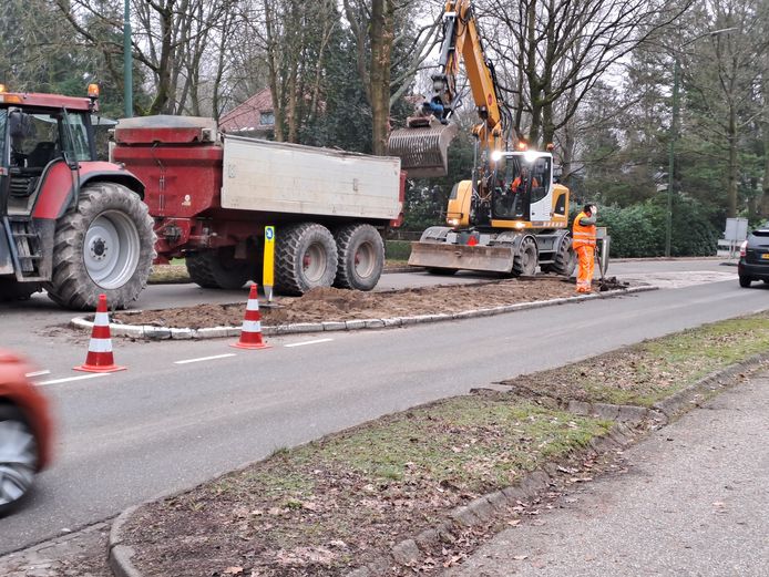 Middengeleiders op de Hoofdstraat in Driebergen, worden van hun stenen laag ontdaan en later ingezaaid met groen.