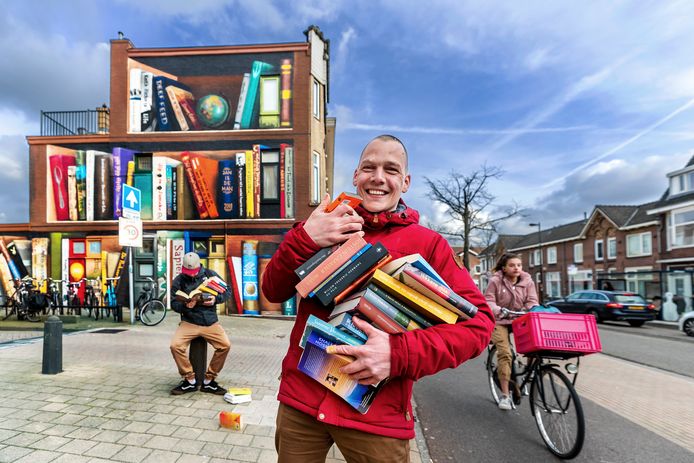 JanIsDeMan voor zijn schildering op de Amsterdamsestraatweg in Utrecht.