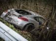 Eén van de Porsches belandde aan de andere kant van de vangrails.