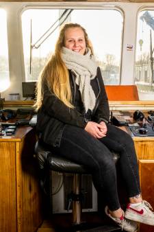Als stuurman Emma niet aan boord is, vragen de matrozen ‘where is the girl?’