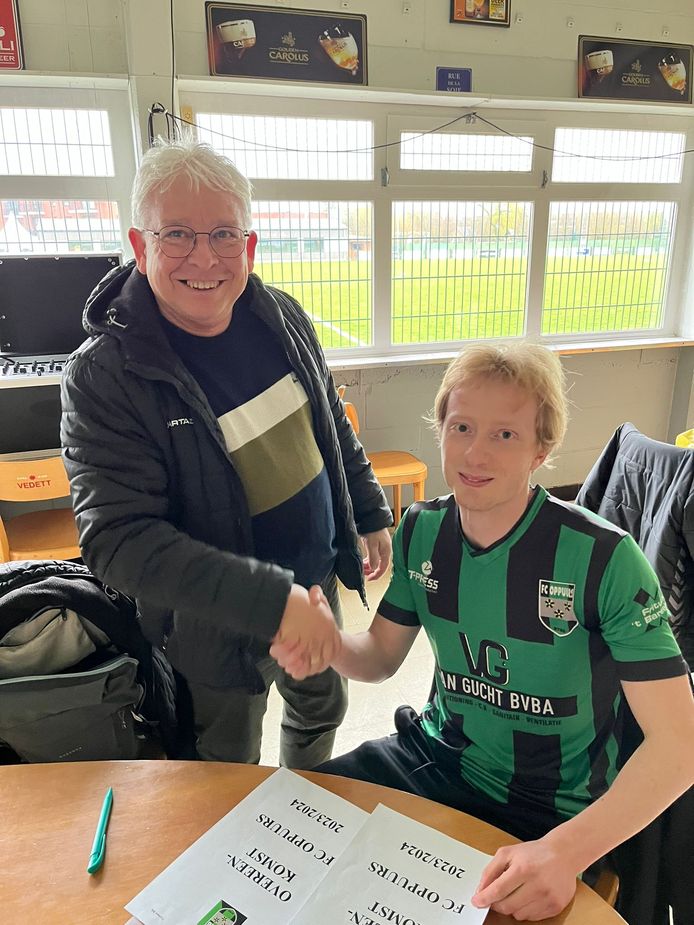 Rik Verbiest (r.), hier met Oppuurs-secretaris Jef Lauwers, tekende zijn contract voor aanvang van het duel met Zwijndrecht.