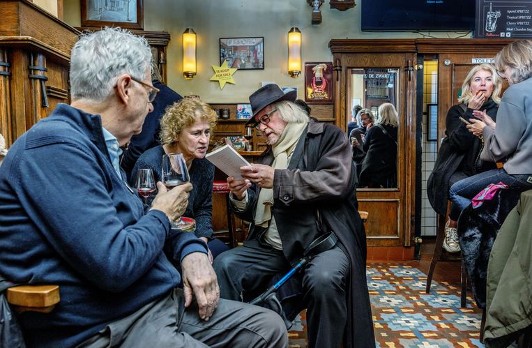 Middellandse Zee vergaan Rijp 100 jaar Nederlandse schrijvers aan de moppertafel: 'Cafés als De Zwart  zijn belangrijk voor de samenleving'