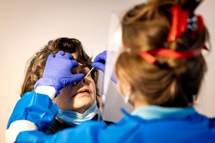 Door een datalek kwamen gegevens van mensen die zich lieten testen op corona op straat. De stichting ICAM eist 3,2 miljard euro schadevergoeding vanwege dit lek.