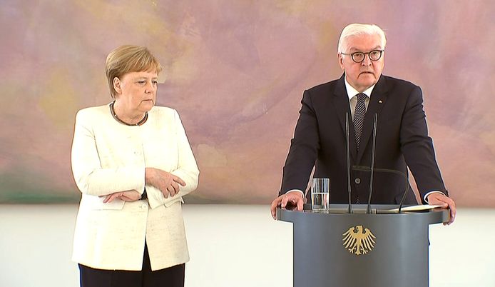 Angela Merkel stond naast president Frank-Walter Steinmeier toen ze opnieuw begon te trillen.