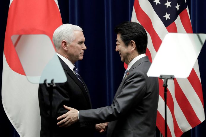 De Amerikaanse vicepresident Mike Pence en de Japanse premier Shinzo Abe tijdens een bijeenkomst in Tokio.