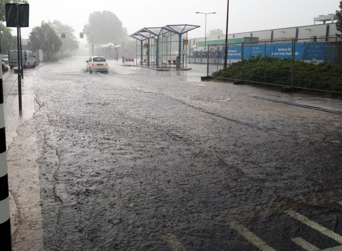 Hoosbuien trekken over ondergelopen Westland Westland AD.nl