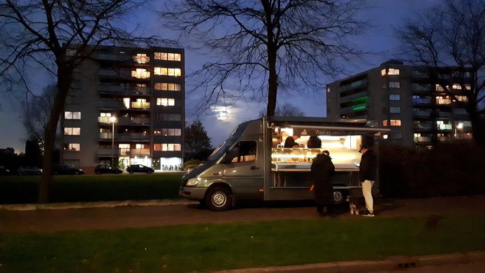 Geen bedrijfsfeesten, geen recepties, door corona kan het niet meer, dus komt Diana Buijs met haar frietkar naar de mensen toe, zoals hier in Rotterdam-Kralingen.