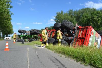 Slechts schaafwonden voor bestuurder en kind na kantelen tractor