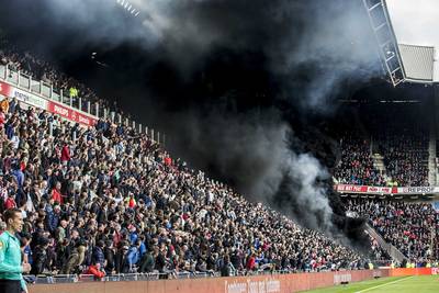 Zes arrestaties verricht na afsteken rookbommen bij PSV-Ajax