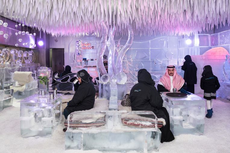 2016. Saudische toeristen genieten van een warme choco in de Chillout Ice Lounge, een ijsbar in de Oasis Mall.  Beeld NICK HANNES