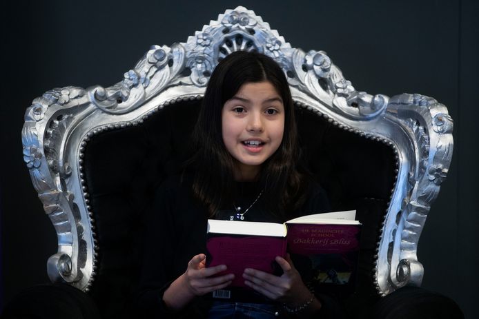 Nila Daud (10) van Saltoschool De Reigerlaan won de voorleeswedstrijd waaraan de kampioenen van alle Eindhovense basisscholen meededen.