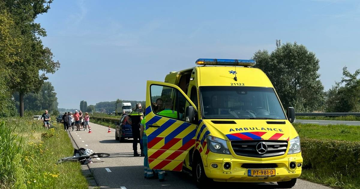 Fietsster ernstig gewond bij aanrijding in Heeswijk-Dinther.