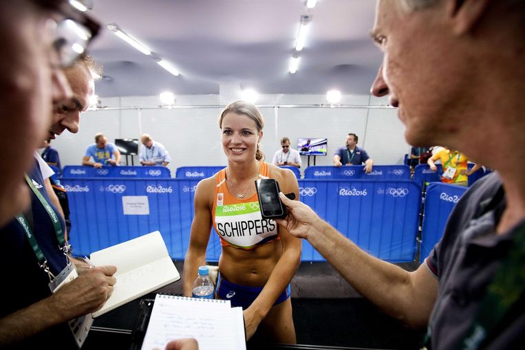 Schippers staat maandag opgelucht de pers te woord. Beeld anp
