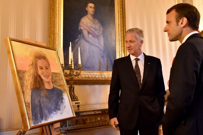 Een fiere vader toont zijn schilderij aan de president van Frankrijk
