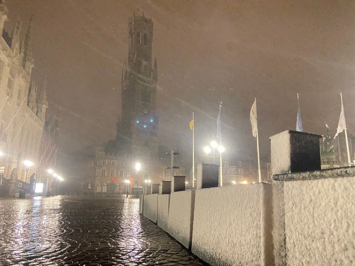 Brugge ontwaakt onder dun laagje sneeuw
