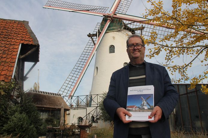 Lieven Denewet is auteur van het nieuwe boek 'Van malen, stampen en zwingelen', dat een overzicht biedt van de 61 nog opengestelde molens in West-Vlaanderen.