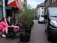 Kim Brekelmans (links) van café ’t Fust en Any Gaetano bij het terras van Da Nina, waar plantenbakken gasten en personeel moeten beschermen tegen het verkeer.