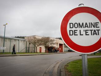Vier pakjes gegooid over muren gevangenis van Andenne, waaronder (minstens) eentje met wapen en munitie: “Vrees voor ontsnapping met gijzelneming”