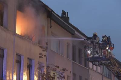 Flames burst from apartment building in Antwerp North: fire brigade sets up rescue plan