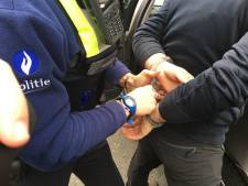 Vrouw onder de douche verrast door woedende drugsklanten