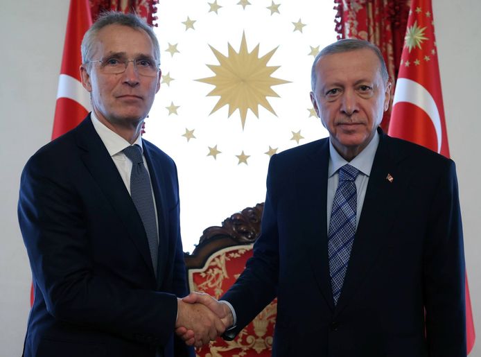 Stoltenberg (links) en Erdogan (rechts) tijdens hun meeting.