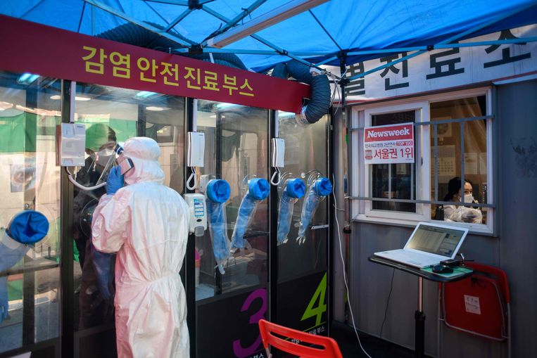 Een ziekenhuis in de Zuid-Koreaanse hoofdstad Seoel introduceerde onlangs telefooncelachtige testruimtes. Beeld AFP