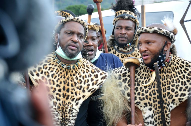 Setelah beberapa menit, pewaris takhta raja Zulu yang bermaksud baik harus meninggalkan keluarganya