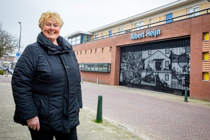 Annie van Hooff van de Laar op de plek in Aalst waar vroeger arbeiderswoningen stonden, en nu Albert Heijn staat.