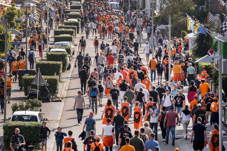 Racefans in Zandvoort zijn aan het eind van de middag weer op weg naar het station. Beeld ANP