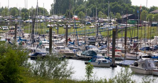 Boten gestript van motoren bij jachthaven in Giesbeek - De Gelderlander