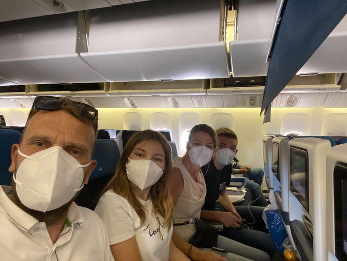 Bianca Verbon met haar man Erik, dochter Fleur en zoon Thijs in het vliegtuig op weg naar Bonaire. ,,Met mondkapjes op en maar zestig pasagiers ofzo; dan besef je pas hoe bizar dit is.’’