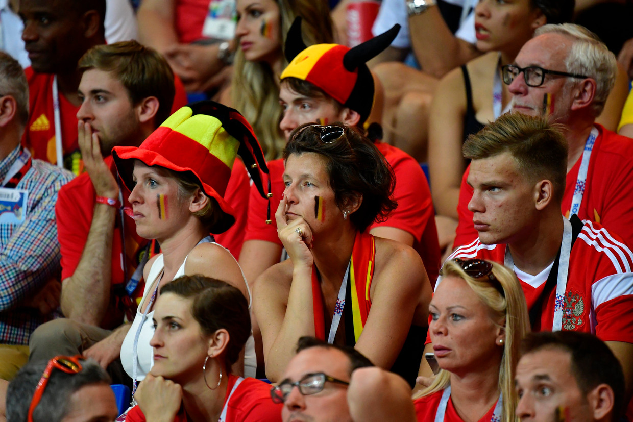 Beteuterde Belgische supporters bij de achterstand tegen Japan. Beeld Photo News