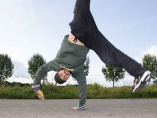 Breakdancer Jeroen zet nieuw officieus wereldrecord neer: 25 kilometer radslagen maken