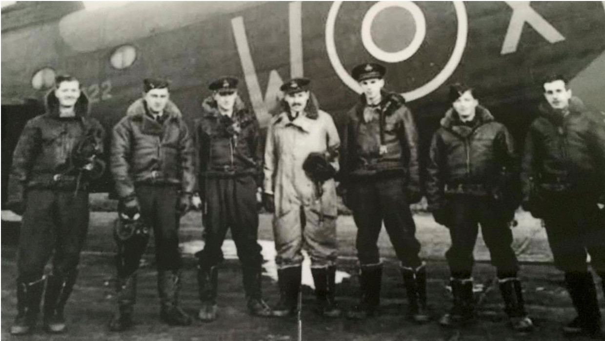 Zeven bemanningsleden, onder wie Sgt Leonard Shrubsall (rechts), keerden aan boord van de Short Stirling terug van een bombardement op Berlijn, toen het toestel werd neergehaald door een Duitse nachtjager. Beeld familiealbum