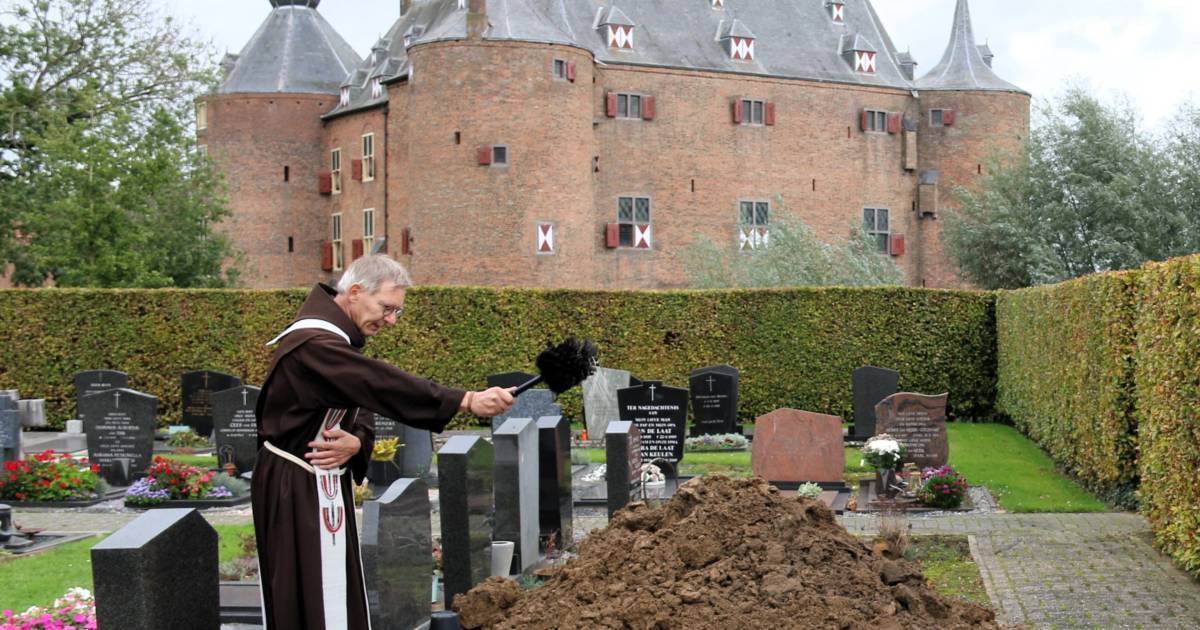 ‘Vergeten’ parochianen herbegraven op katholieke begraafplaats Ammerzoden