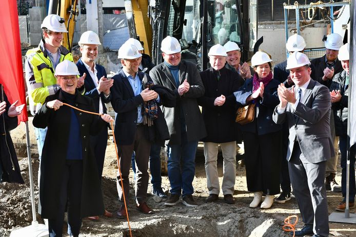 Een tijdscapsule van Roeselare werd begraven onder het duurzaamste stadhuis in wording.
