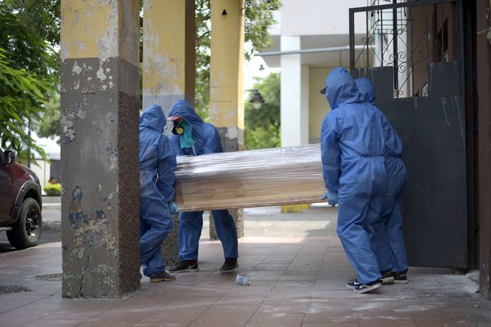 Een doodskist wordt weggedragen in Guayaquil.