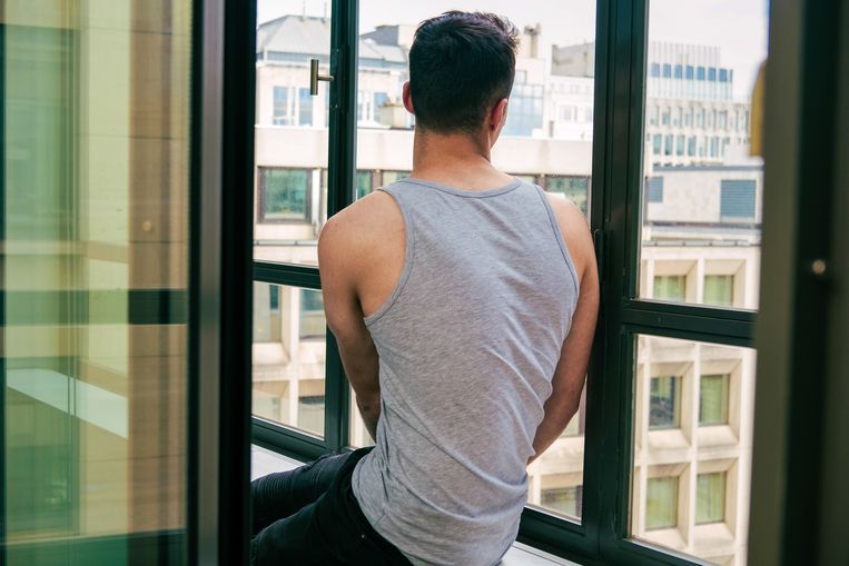 Aslan heeft een asielprocedure lopen in ons land, maar een normaal leven lijkt voor hem nog veraf. ‘Ik moet eerst mijn eigen gedachten op orde krijgen.’ Beeld Damon De Backer