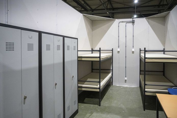 Een kamer (zonder dak) in de overlooplocatie voor asielzoekers in het WTC Expo in Leeuwarden.