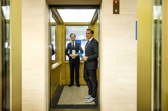 Demissionair premier Mark Rutte en demissionair minister Hugo de Jonge (Volksgezondheid, Welzijn en Sport) na afloop van een toelichting op de coronamaatregelen in Nederland.