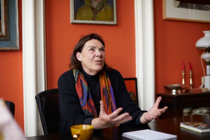Jolande Withuis: ,,Wij verbrandden onze bh’s om ons te ontworstelen aan de dwang om er maar leuk uit te zien. Nu is die dwang terug van weggeweest.”