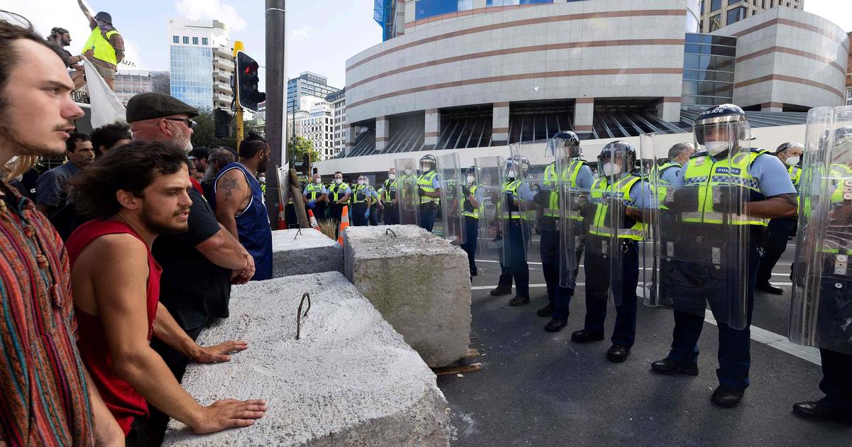 Tre agenti feriti nello scontro con gli anti-movimenti della Nuova Zelanda: “Vergognoso” |  All’estero