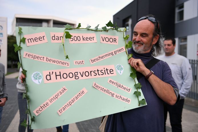 Buurtcomité d'Hoogvorst aan het gemeentehuis.