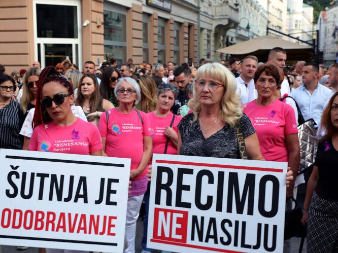 Duizenden mensen demonstreren in Bosnië tegen femicide nadat bodybuilder moord op ex-vrouw livestreamt