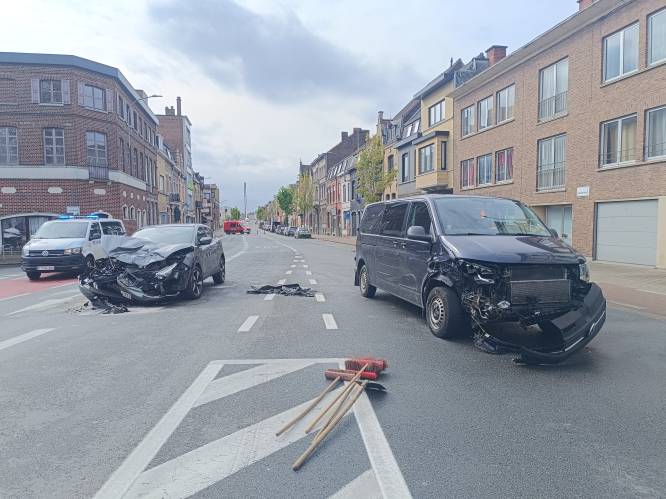 Noordstraat even afgesloten door ongeval: bestuurster (27) gewond
