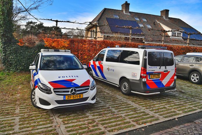 Agenten en leden van het Veteranen Search Team houden een zoekactie in Waalre.